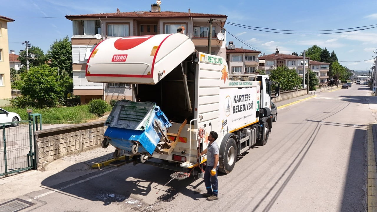 KARTEPE'DE KURBAN BAYRAMI'NIN ARDINDAN İLÇE GENELİNDEKİ ÇÖP KONTEYNERLERİNDE TEMİZLİK VE...