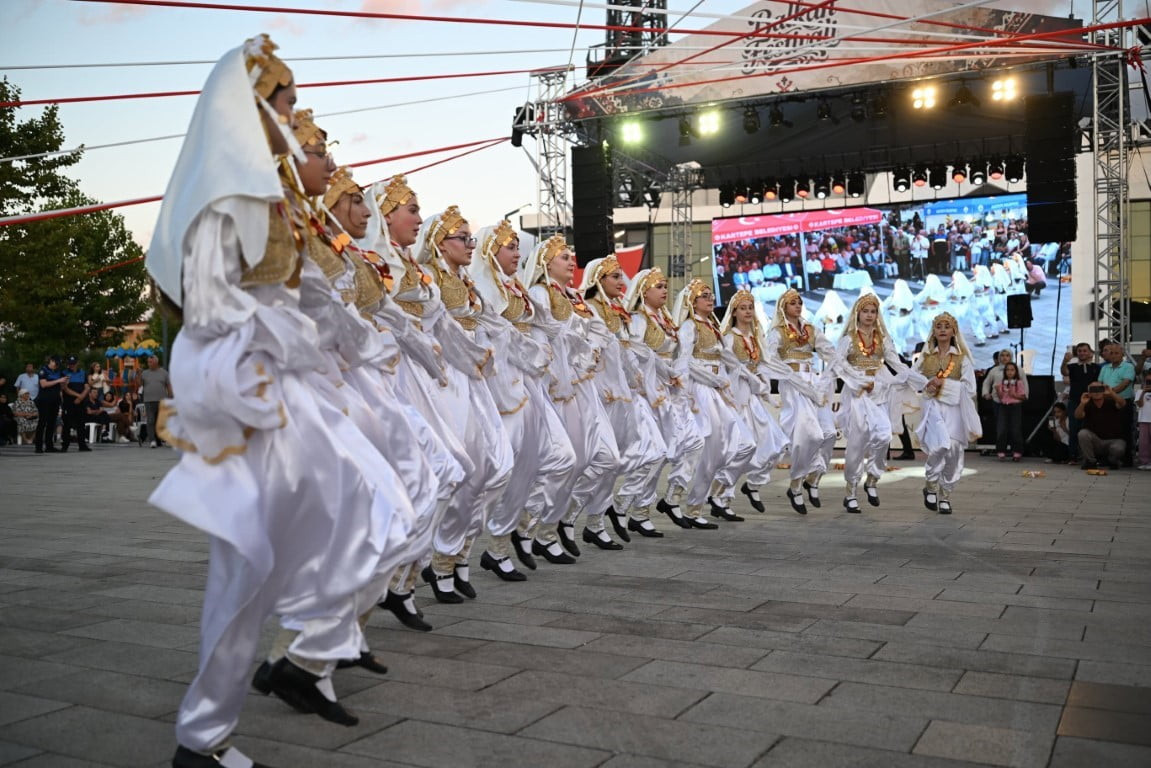KARTEPE'DE ULUSLARARASI HALK DANSLARI TOPLULUKLARI SAHNE ALDI
