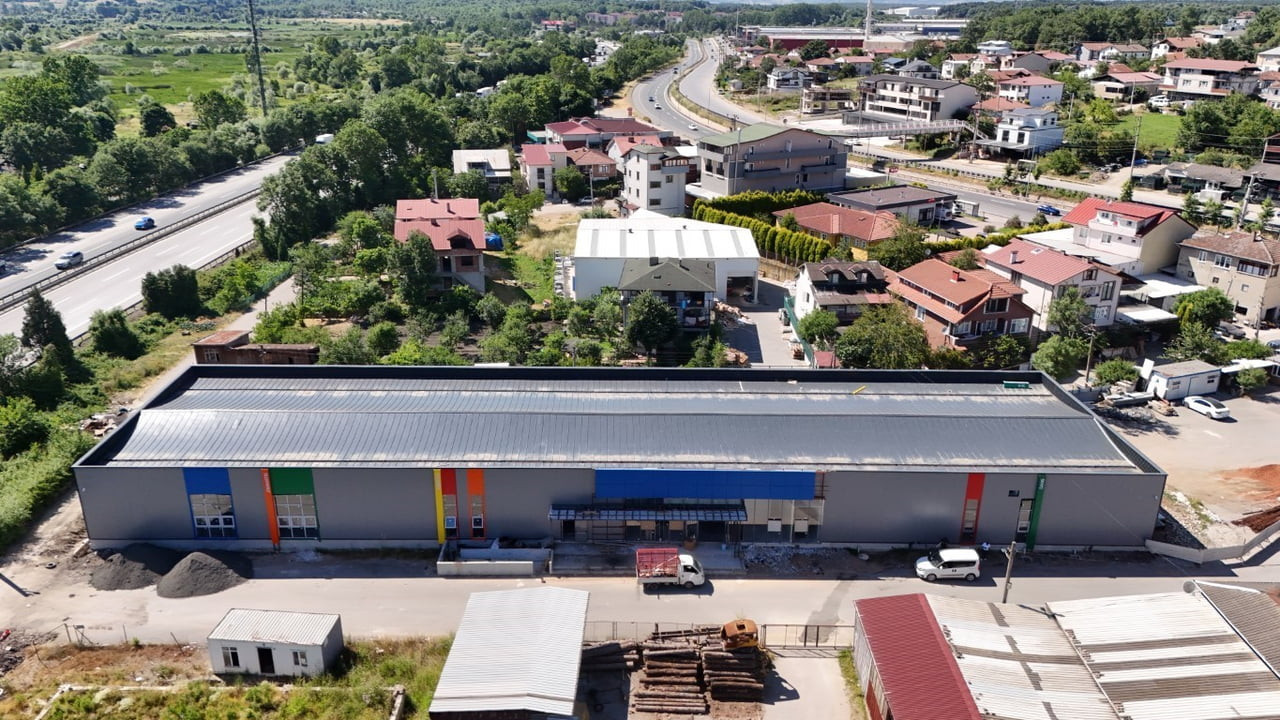 KARTEPE'DE YAPIMI SÜREN SPOR SALONUNDA ÇALIŞMALAR HIZ KESMEDEN DEVAM EDİYOR. ACISU MAHALLESİ'NDE...