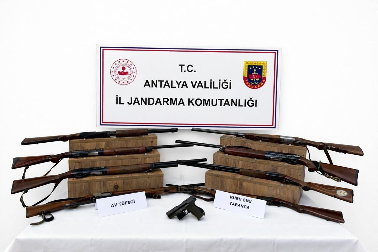 KAŞ İLÇESİNDE JANDARMA EKİPLERİNİN RUHSATSIZ SİLAHLARA YÖNELİK OPERASYONDA 9 ADET AV TÜFEĞİ VE 1...