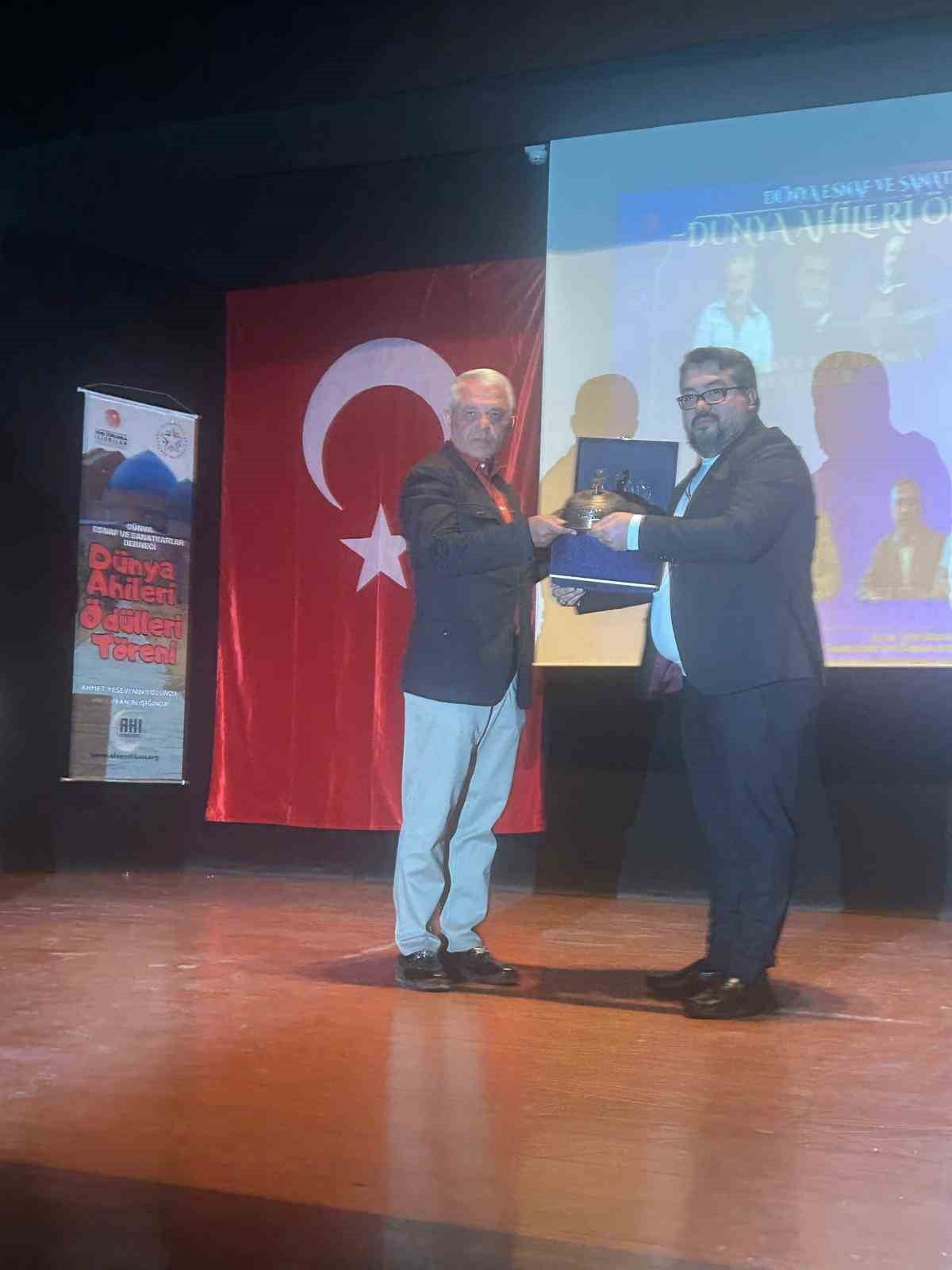 KASAP HALİL USTA'NIN SAHİPLERİ BAKIŞGAN KARDEŞLERE DÜNYA AHİLİK ÖDÜLÜ