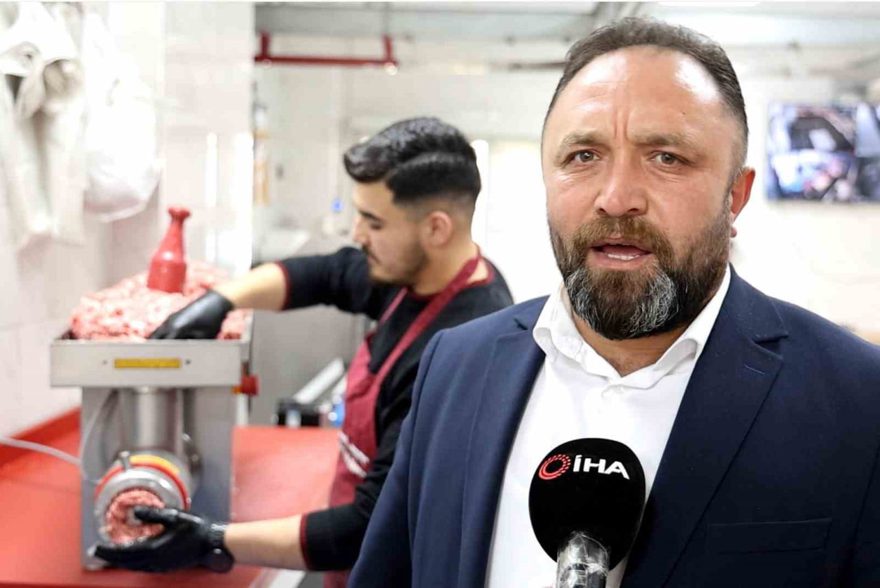 KASAPLAR ODASI BAŞKANI FAHRETTİN DÜZGÜN, HER YIL KURBAN BAYRAMINDA SOKAKLARDA TAMAMEN SAĞLIKSIZ...