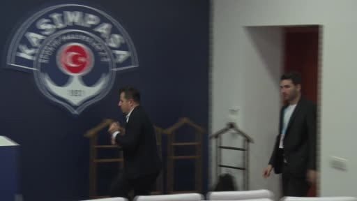 Kasımpaşa Teknik Direktörü Emre Belözoğlu, Kayserispor galibiyeti sonrası oyuncularının...