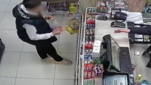 Kasiyeri farklı yöne yönlendirip, kasada bulunan eriği çaldı...O anlar kamerada