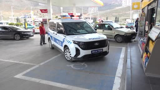 Kasiyerle tartıştı aracıyla istasyona daldı