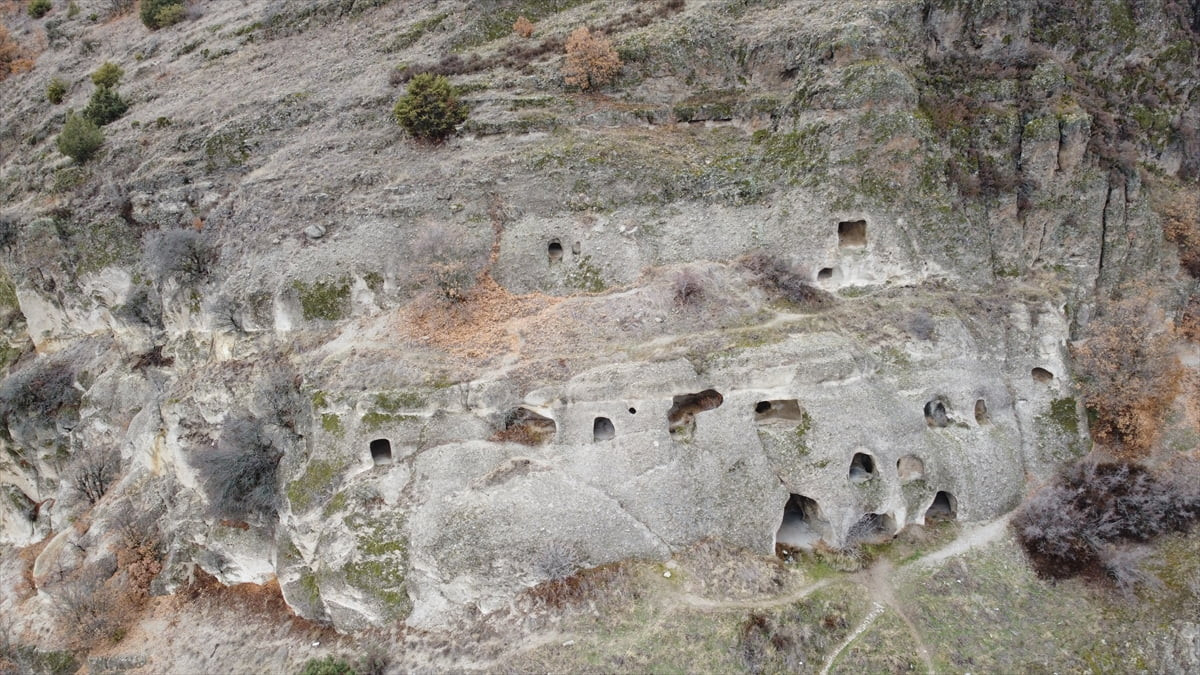 Kastamonu-Çankırı kara yolu üzerinde bulunan İndağı Kaya Mezarları, tarih ve doğa meraklılarının...