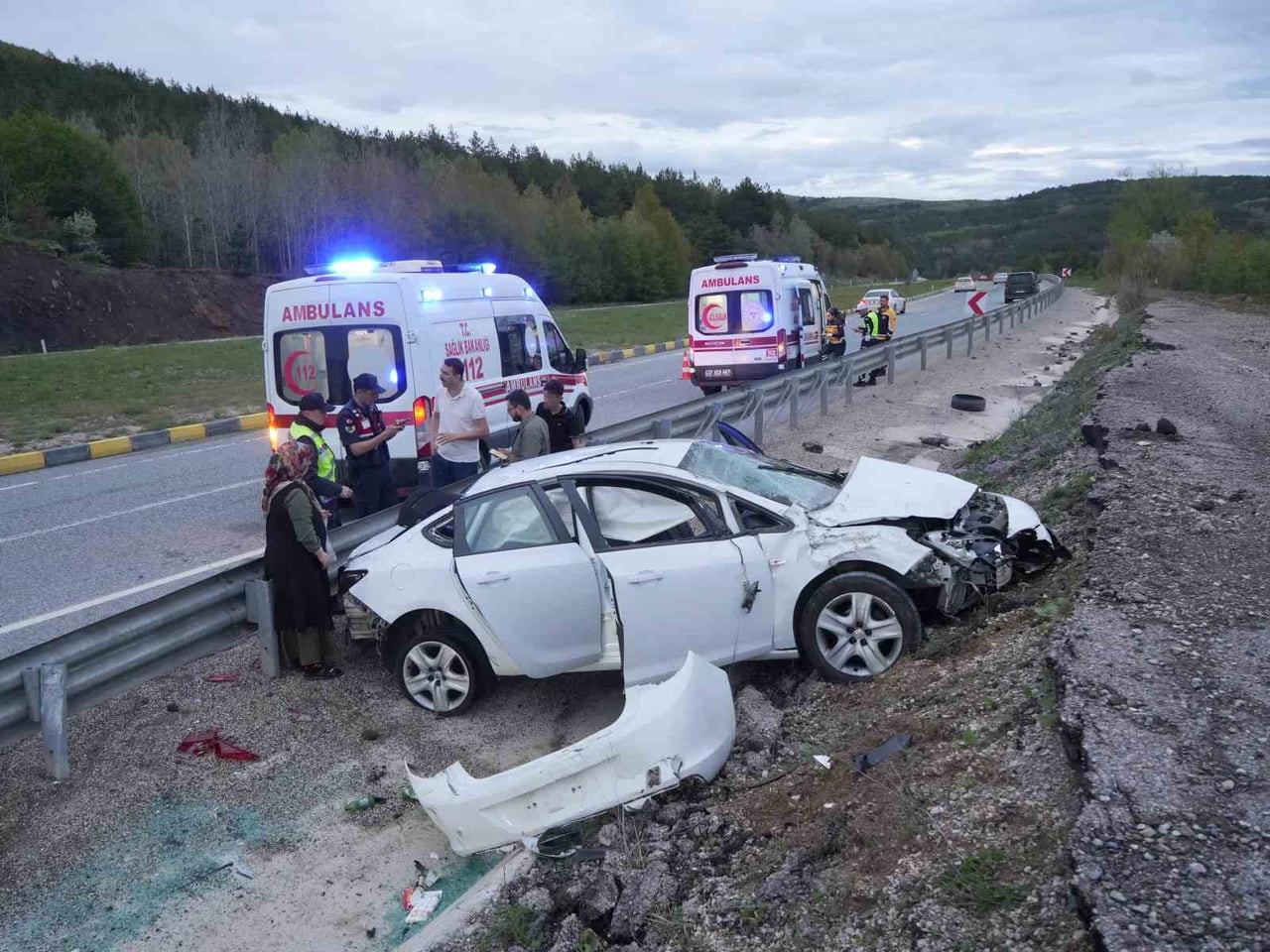 KASTAMONU-KARABÜK KARA YOLU ÜZERİNDE LASTİĞİNİN PATLAMASI ÜZERİNE RAMPAYA ÇARPAN OTOMOBİL...