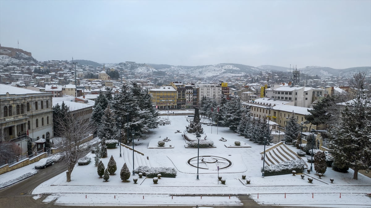 Kastamonu kent merkezi yoğun şekilde yağan karın ardından doğa beyaz örtüyle kaplandı.