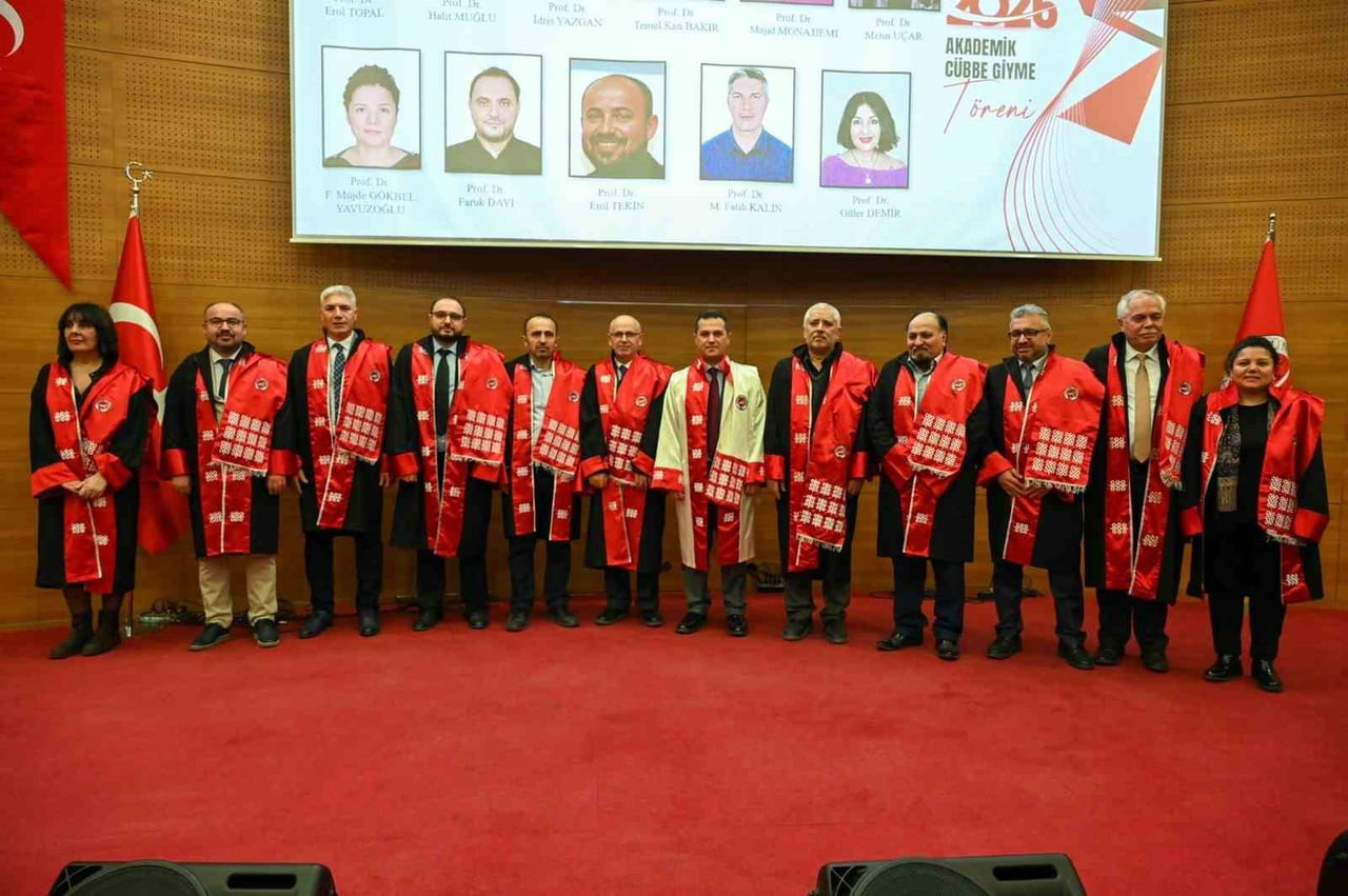 KASTAMONU ÜNİVERSİTESİ’NDE DÜZENLENEN TÖRENDE 89 AKADEMİSYEN CÜBBE GİYERKEN, BAŞARILI BULUNAN 95...