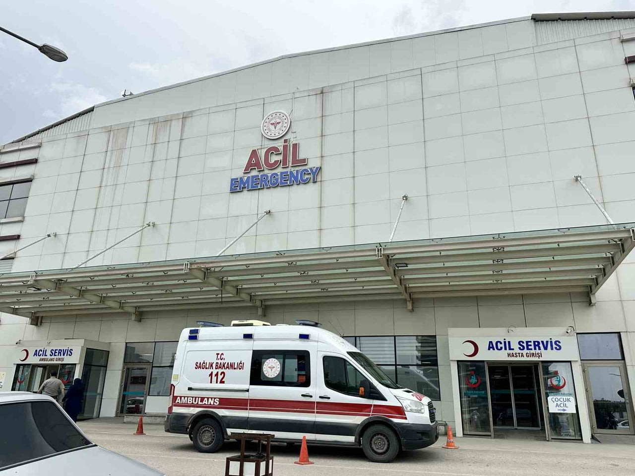 KASTAMONU ÜNİVERSİTESİ’NDE KAMPUS İÇERİSİNDE YAĞIŞLI HAVA NEDENİYLE KAYGANLAŞAN YOLDA KONTROLDEN...