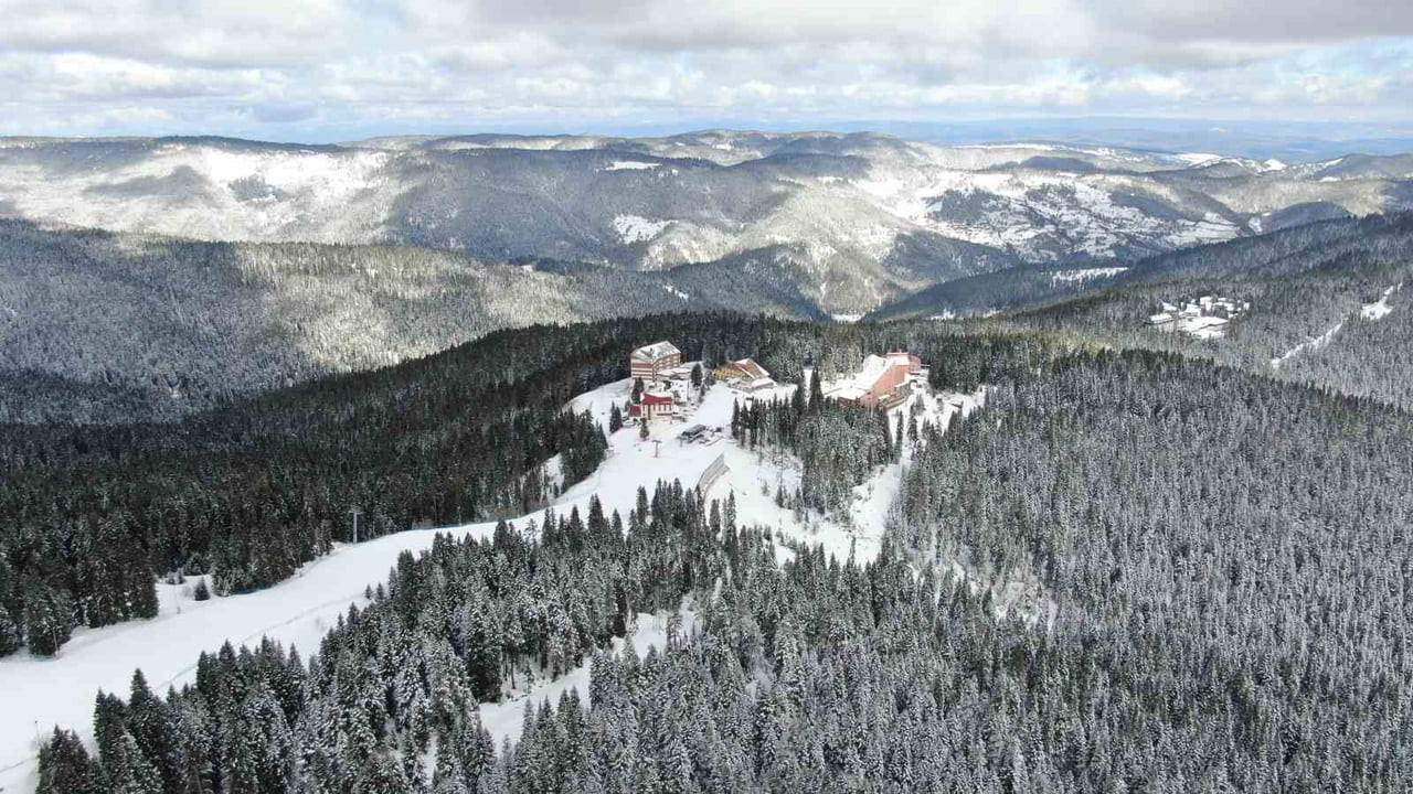 KASTAMONU VE ÇANKIRI SINIRLARINDA BULUNAN ILGAZ DAĞI MİLLİ PARKI, NİSAN AYINDA ETKİLİ OLAN KAR...