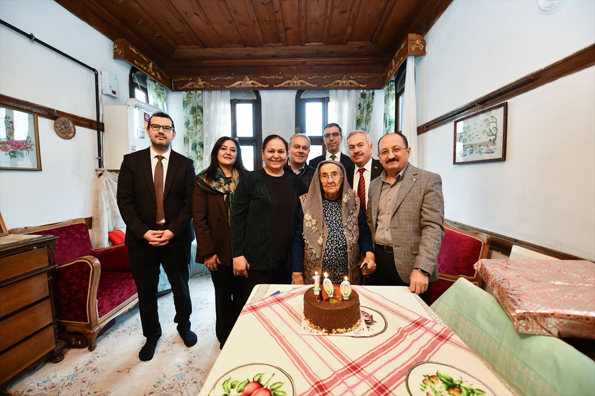 Kastamonu'da 100. yaşına giren Atiye Oğuzbalaban'ın doğum günü kutlandı. Atiye nineye pasta...
