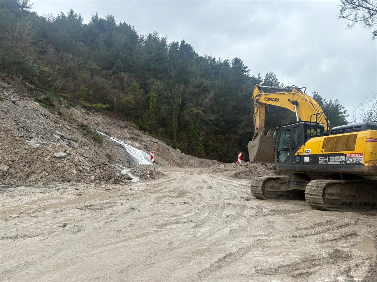 Kastamonu'da 24 Aralık'ta meyana gelen heyelan nedeniyle kapanan sahil yolunda yeniden heyelan...