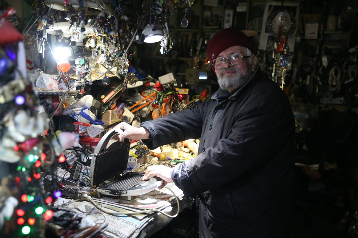 Kastamonu'da 72 yaşındaki tamirci Veysel Karakaya, ilginç kişiliği ve binlerce malzemeyi...