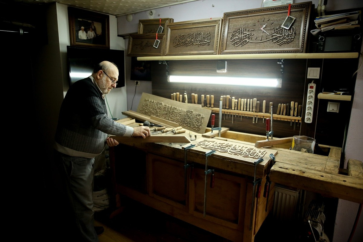 Kastamonu'da ahşap oyma tablolar yapan 67 yaşındaki Mustafa Özeflanili, ailesinin yaklaşık 100...