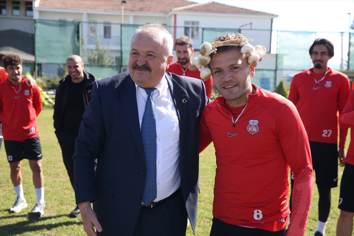 Kastamonu'da Alatarla İlkokulu öğrencileri, antrenman öncesi Nesine 2. Lig Beyaz Grup ekiplerinden...