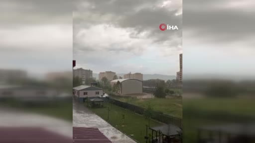 Kastamonu'da alev alev yanan jimnastik salonuna yıldırımın düşme anı kamerada