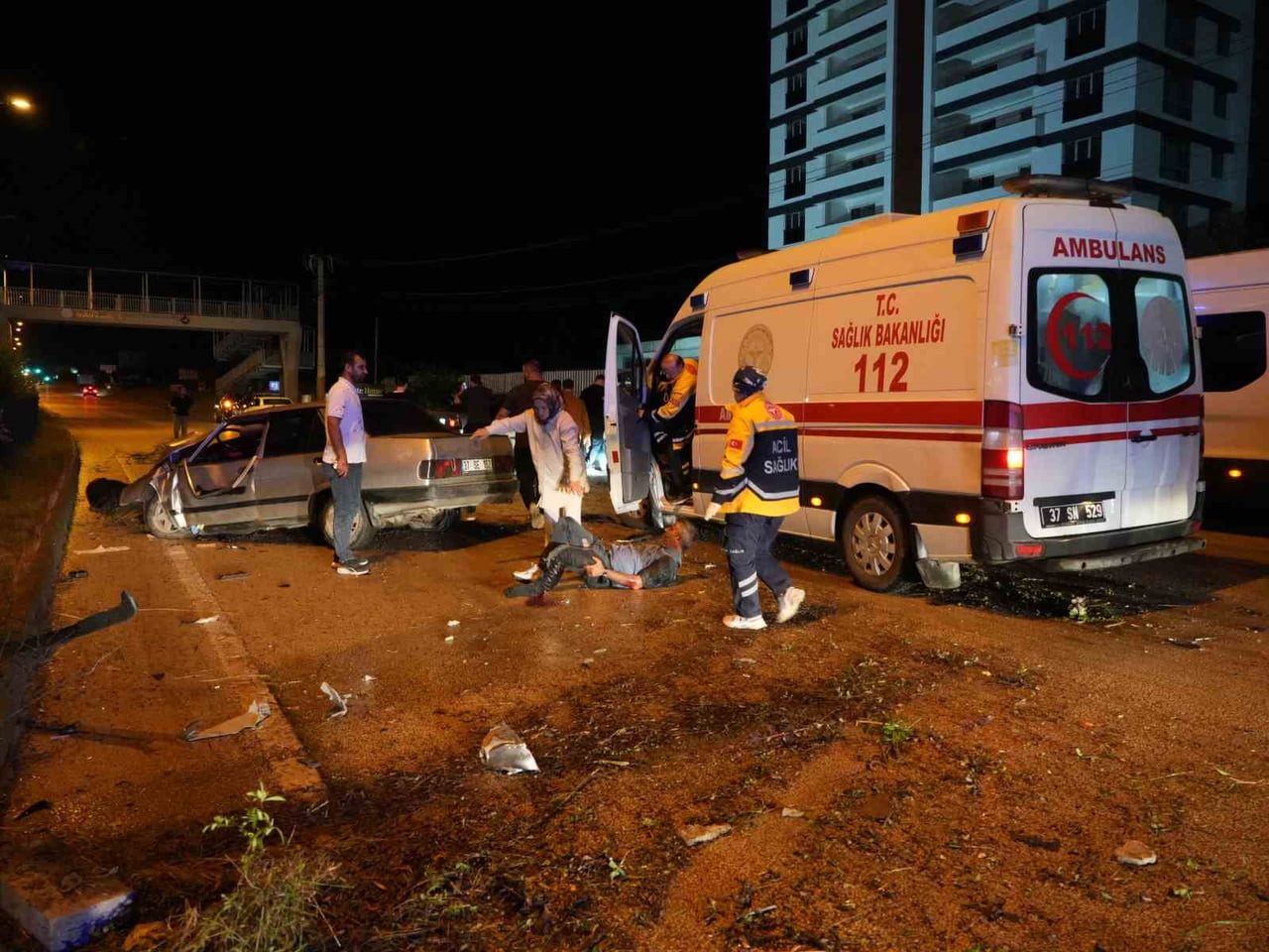 KASTAMONU'DA ALPARSLAN TÜRKEŞ BULVARI ÜZERİNDE REFÜJE ÇARPAN OTOMOBİLDEKİ YARALIYA MÜDAHALE ETMEK...