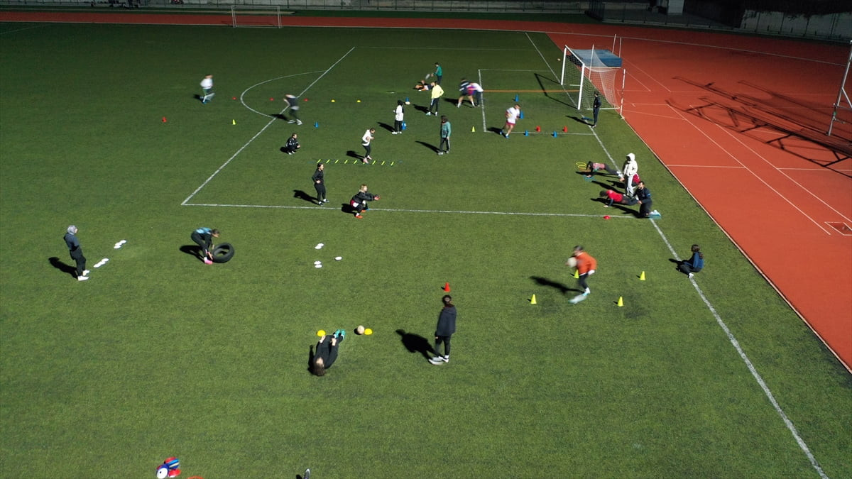 Kastamonu'da beden eğitimi öğretmeni Sercan Hükümen, kurduğu ragbi takımları ile başarıdan...