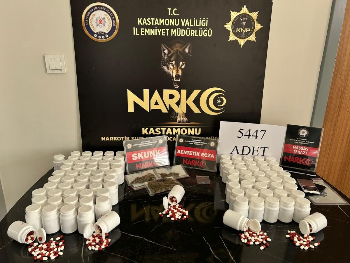 KASTAMONU'DA BİNLERCE SENTETİK ECZA HAPI VE SKUNK MADDESİ İLE YAKALANAN TUTUKLU SANIKLARDAN ÜÇÜ...