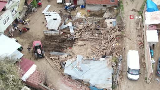 Kastamonu'da çıkan fırtına sırasında ahır çöktü, 4 büyükbaş hayvan telef oldu