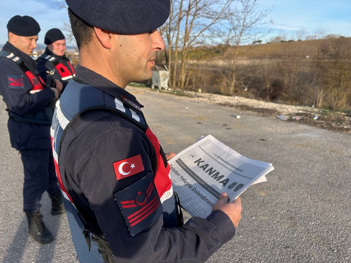 Kastamonu'da, Devrekani Kaymakamlığı tarafından vatandaşları dolandırıcılara karşı uyarmak...