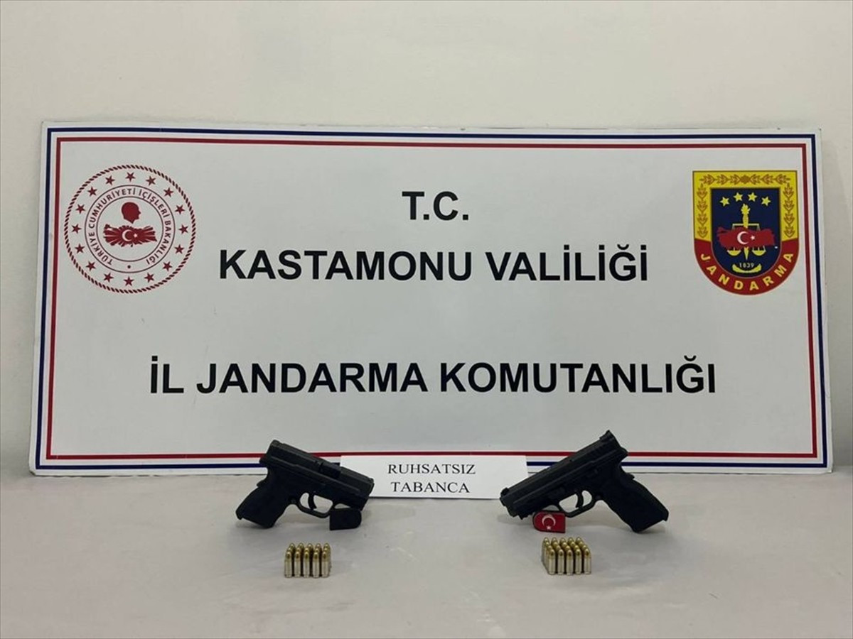 Kastamonu'da düğünde havaya ateş eden iki kişi gözaltına alındı. Şüphelilerin üst aramasında 2...