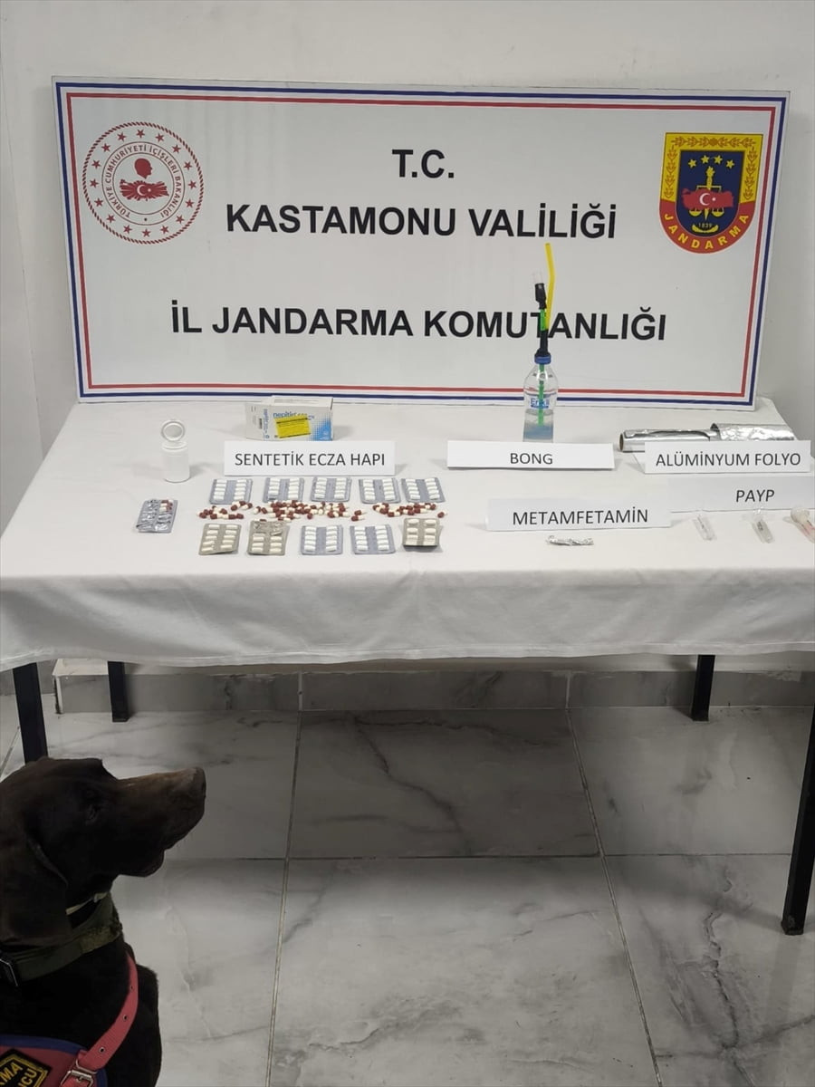 Kastamonu'da düzenlenen narkotik köpeği destekli uyuşturucu operasyonunda gözaltına alınan 4...