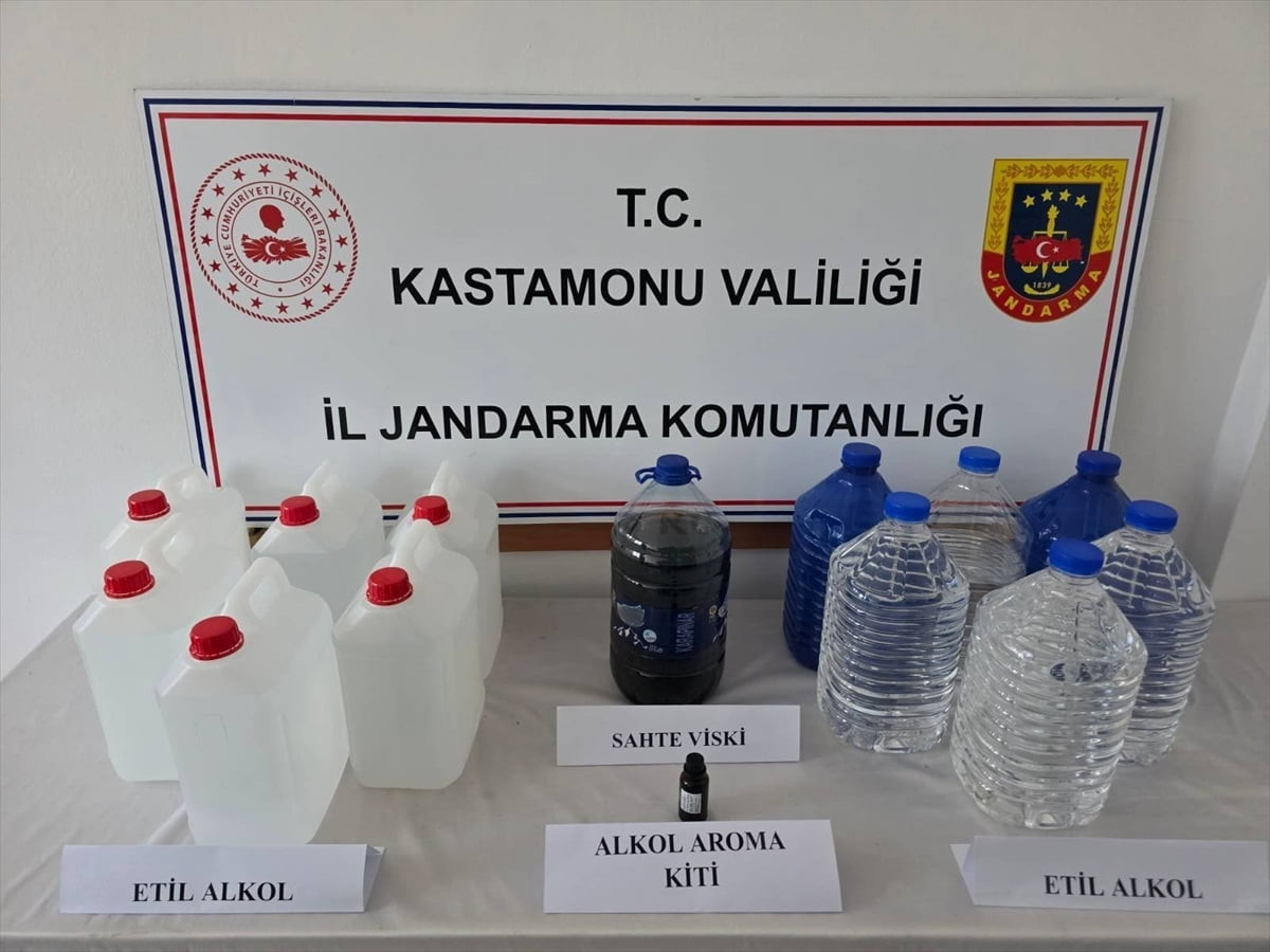 Kastamonu'da düzenlenen sahte içki operasyonunda 12 şüpheli gözaltına alındı. Aramada, 213 litre...