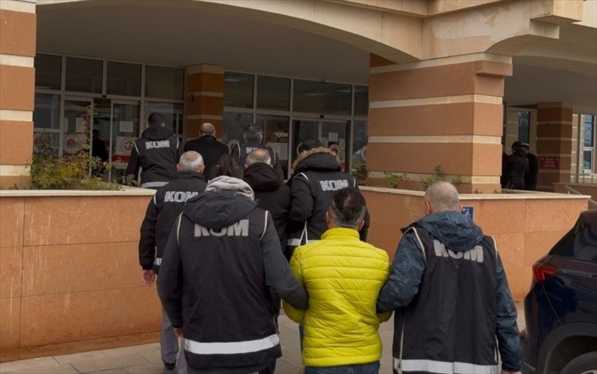 Kastamonu'da düzenlenen tefecilik operasyonunda gözaltına alınan 3 şüpheliden 2'si...