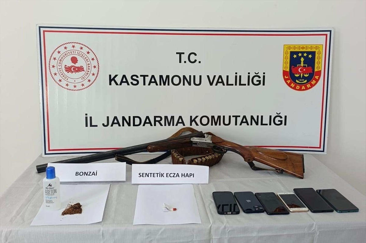Kastamonu'da düzenlenen uyuşturucu operasyonunda 11 şüpheli gözaltına alındı. Operasyonda 12 gram...