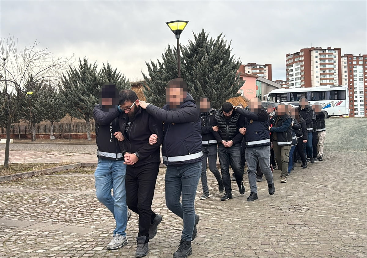 Kastamonu'da düzenlenen uyuşturucu operasyonunda gözaltına alınan 21 şüpheliden 12'si adliyeye...