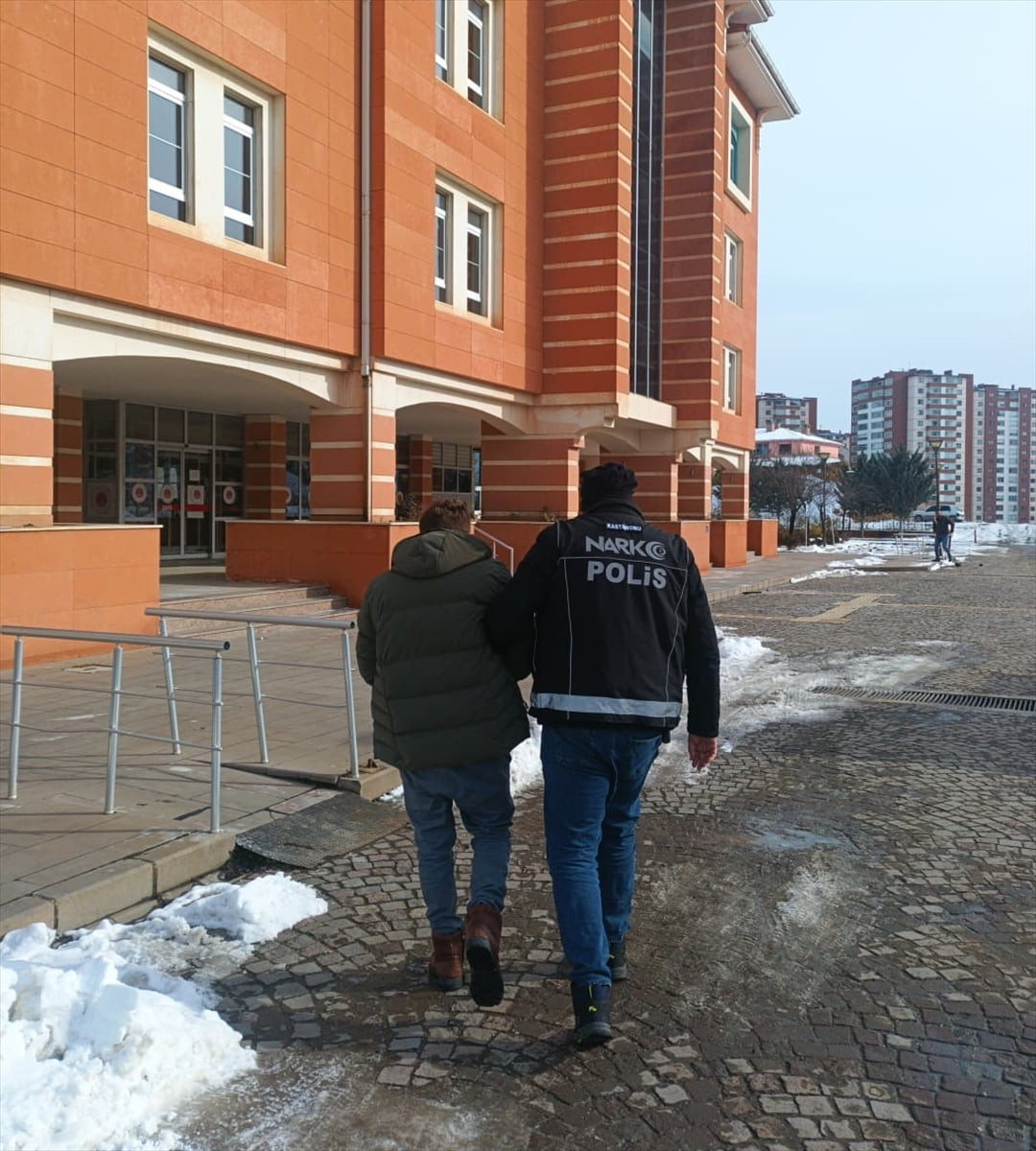 Kastamonu'da düzenlenen uyuşturucu operasyonunda gözaltına alınan şüpheli tutuklandı.