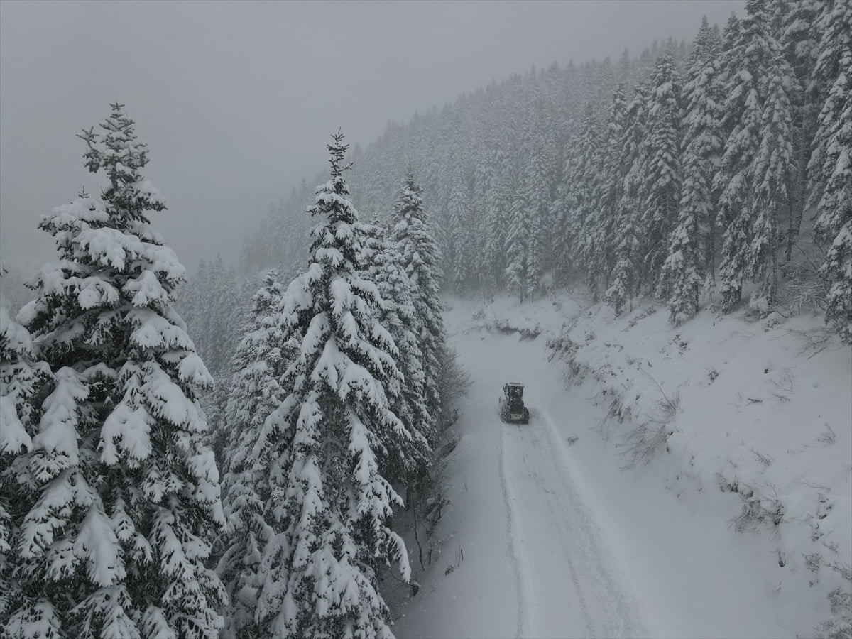 Kastamonu'da ekipler, kar yağışının ardından köy yollarını ulaşıma açık tutmak için mücadele...