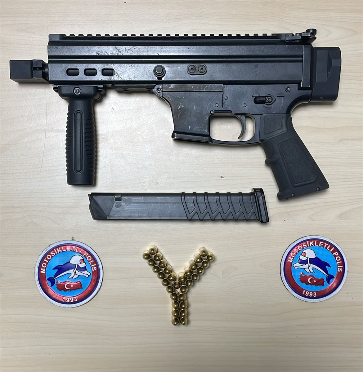 Kastamonu'da ekipler, şüphe üzerine durdurdukları kişide yaptıkları aramada yarı otomatik tabanca...