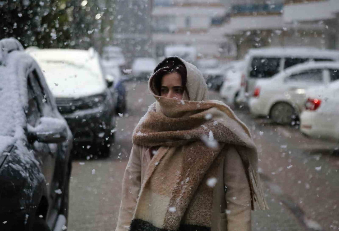 KASTAMONU'DA HAVA SICAKLIĞININ DÜŞMESİNİN ARDINDAN İL MERKEZİNDE LAPA LAPA KAR YAĞDI.