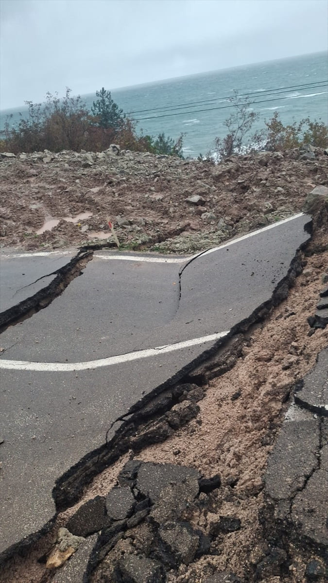 Kastamonu'da heyelan nedeniyle Cide-Bartın kara yolu ulaşıma kapandı.