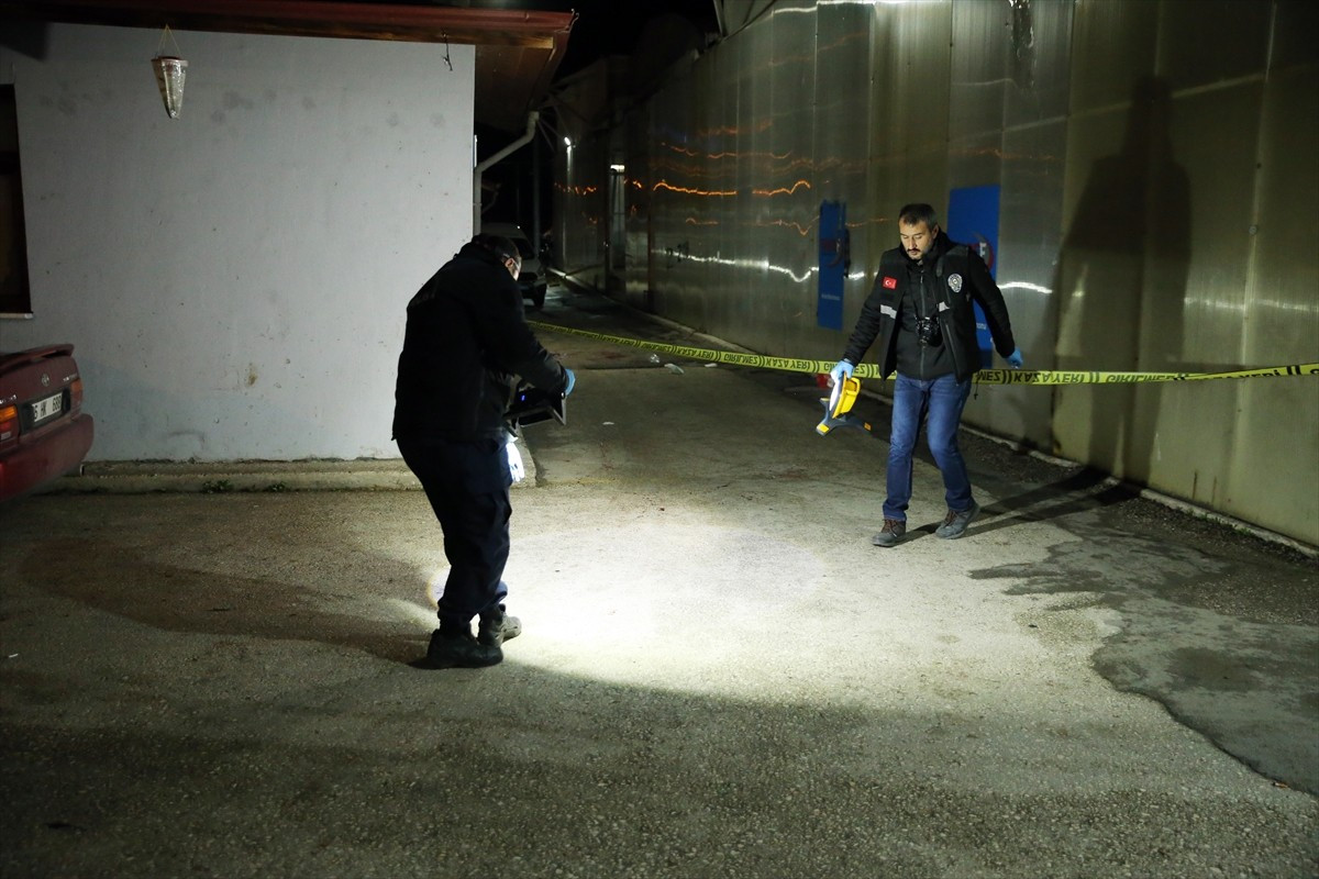 Kastamonu'da iki grup arasında çıkan kavgada 1'i ağır 2 kardeş yaralandı. Ağır yaralanan C.Ç ile...