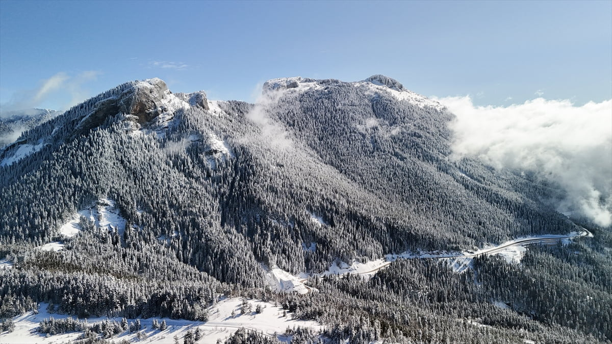 Kastamonu'da Ilgaz ile Yaralıgöz dağlarında kar yağışının ardından oluşan manzara, havadan...