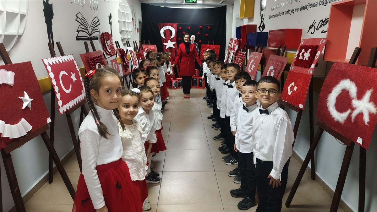 Kastamonu'da ilkokul birinci sınıf öğrencilerinin farklı materyallerle yaptıkları Türk bayrakları...