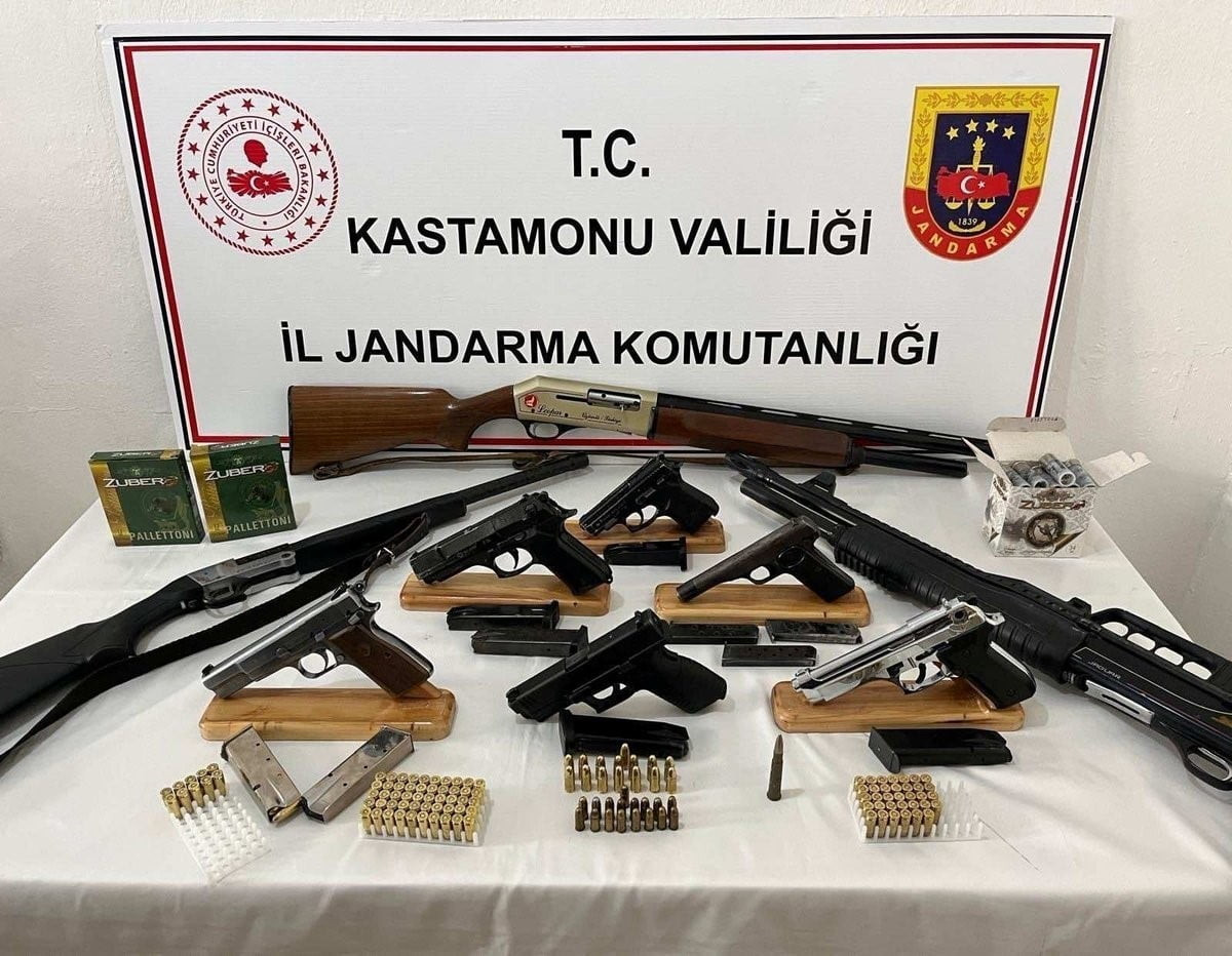 KASTAMONU'DA JANDARMA EKİPLERİ TARAFINDAN GERÇEKLEŞTİRİLEN ÇALIŞMALARDA ÇOK SAYIDA SİLAH ELE...