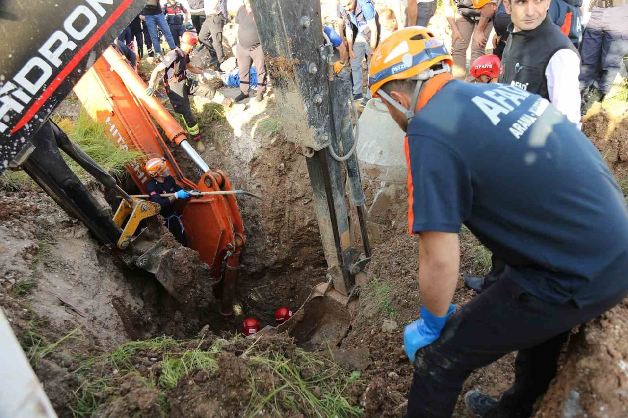 KASTAMONU'DA KANALİZASYON ÇALIŞMASI SIRASINDA BİR İŞÇİ TOPRAK ALTINDA KALDI. EKİPLER TARAFINDAN...