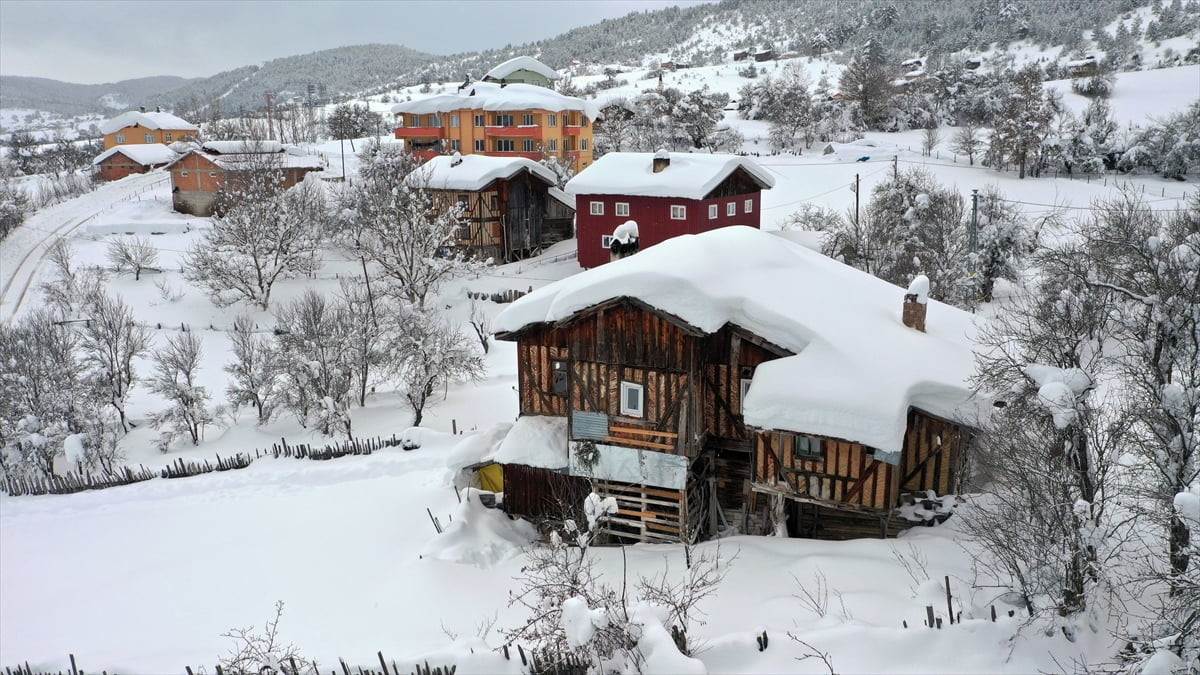 Kastamonu'da kar kalınlığının bir metreyi aştığı, bazı yerlerde iki metreye yaklaştığı dağ...