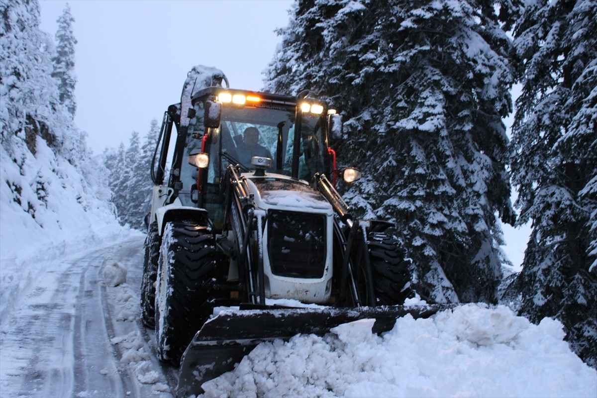 Kastamonu'da kar nedeniyle kapanan köy yollarının açılması için İl Özel İdaresi ekipleri...