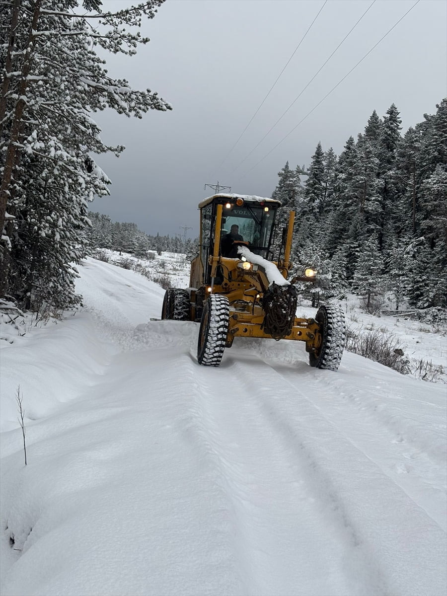 Kastamonu'da kar yağışı nedeniyle ulaşımda aksaklık yaşanıyor. Kastamonu İl Özel İdaresi ekipleri...