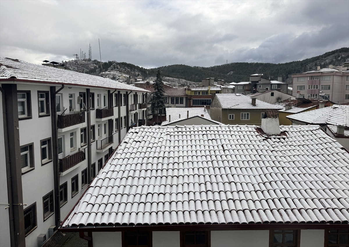 Kastamonu'da kent merkezi ile yüksek kesimlere kar yağdı. Karın ardından binaların çatıları beyaza...