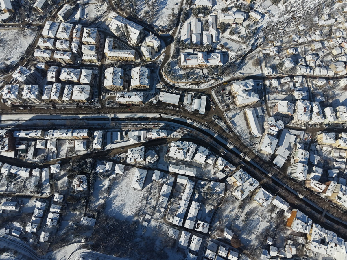 Kastamonu'da kent merkezinde kar yağışının ardından oluşan manzara dronla görüntülendi.