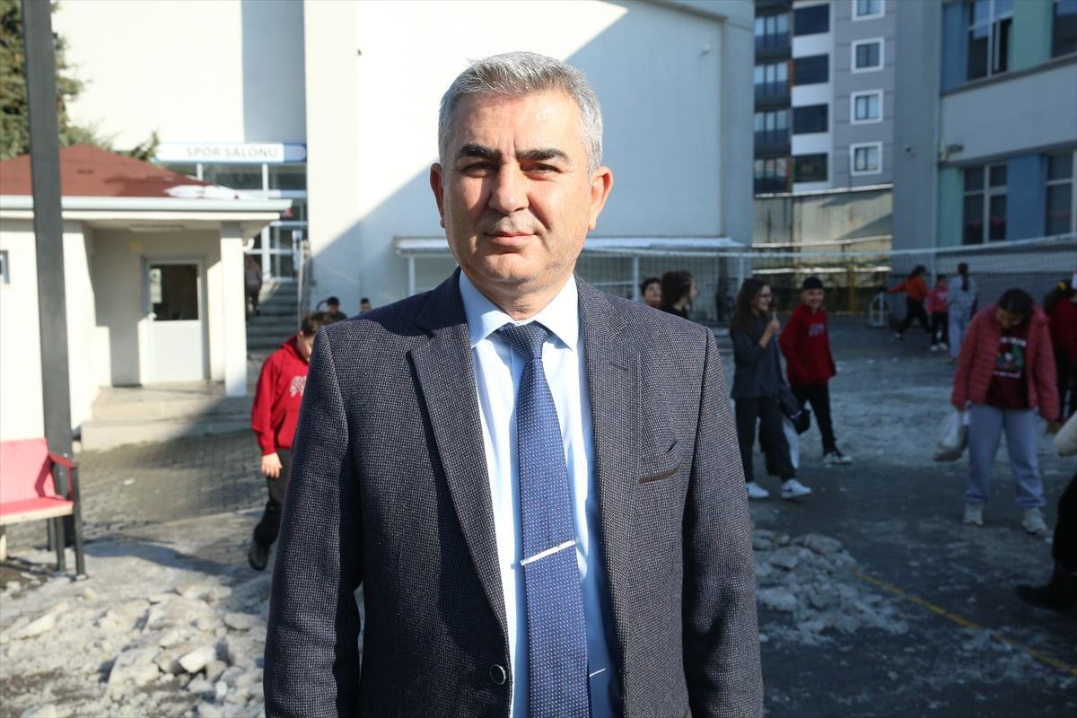 Kastamonu'da okula giden bir çocuğun ayakkabı bağcıklarının çözüldüğünü gören trafik polisi...