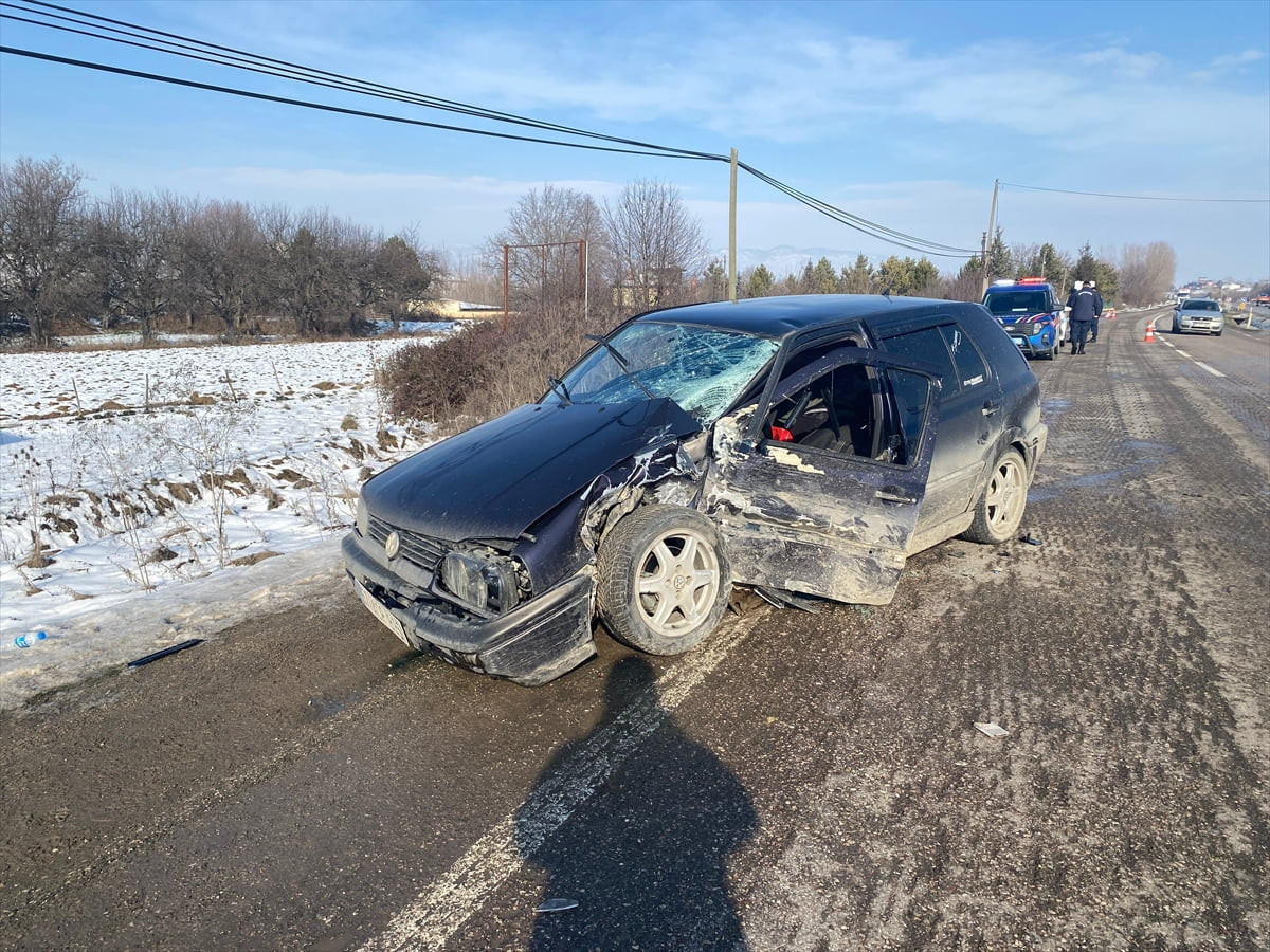 Kastamonu'da otomobil ile cipin çarpıştığı trafik kazasında 3 kişi yaralandı.