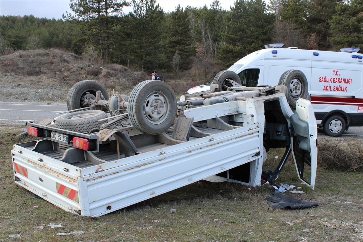 Kastamonu'da otomobil ile kamyonetin çarpıştığı kazada bir kişi öldü, bir kişi yaralandı.